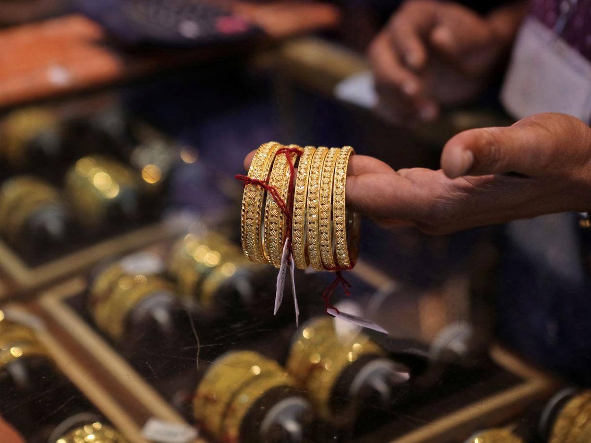 सोन्याचे दर पुन्हा लाखाच्या उंबरठ्यावर! 10 ग्रॅम सोनं खरेदीसाठी किती रक्कम मोजावी लागेल, वाचा आजचा भाव